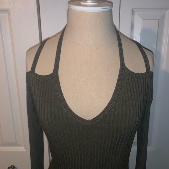 Olive green long sleeve ribbed v-neck top with strappy open back 🍃 - Picture 5 of 11
